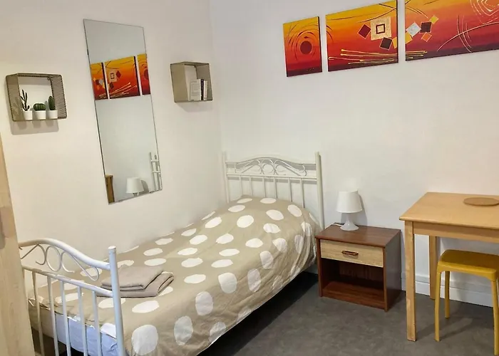 12, Dijon, Near Train Station * Ντιζόν